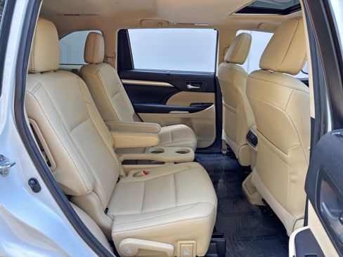 Used 2018 Toyota Highlander XLE FWD image 39