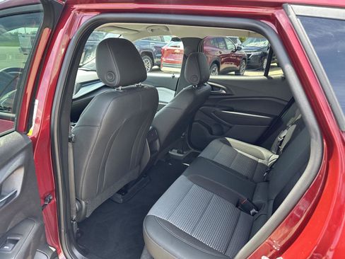 Used 2025 Chevrolet Trax LT w/ LT Convenience Package FWD image 14