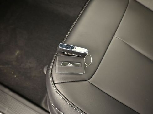 Used 2025 Jeep Grand Cherokee Limited image 19