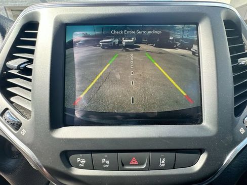 Used 2023 Jeep Cherokee Altitude Lux AWD/4WD image 19