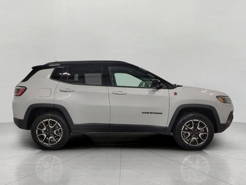 Used 2025 Jeep Compass Trailhawk AWD/4WD image 10
