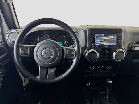 Used 2016 Jeep Wrangler Unlimited Sahara w/ Connectivity Group AWD/4WD image 18