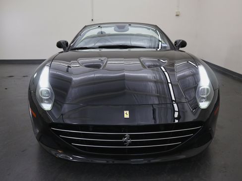 Used 2017 Ferrari California T image 9