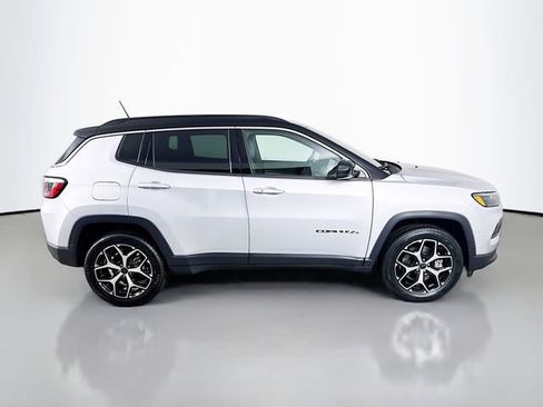 Used 2025 Jeep Compass Limited AWD/4WD image 4