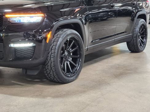 Used 2023 Jeep Grand Cherokee L Limited w/ Black Appearance Package RWD image 17