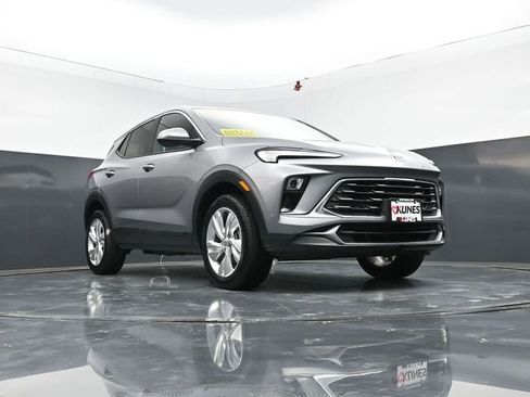 Used 2025 Buick Encore GX Preferred AWD/4WD image 44