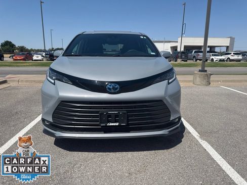 Used 2025 Toyota Sienna XLE Woodland Edition AWD/4WD image 1