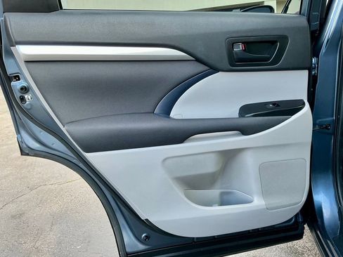 Used 2019 Toyota Highlander LE image 30