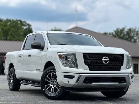 Used 2021 Nissan Titan SV w/ SV Convenience Package AWD/4WD image 3
