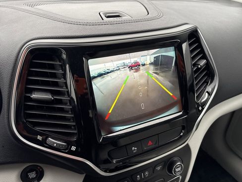 Used 2019 Jeep Cherokee Limited image 25