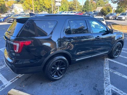 Used 2017 Ford Explorer XLT image 3