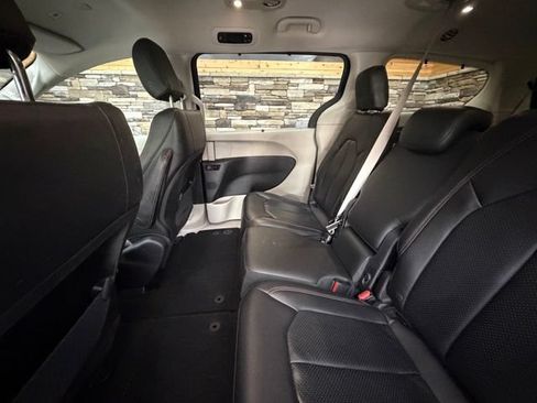 Used 2018 Chrysler Pacifica Touring-L FWD image 31