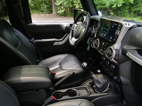 Used 2017 Jeep Wrangler Unlimited Sahara w/ Quick Order Package 23E Chief AWD/4WD image 35