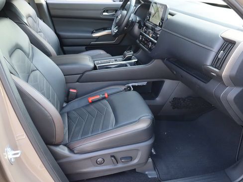 Used 2025 Nissan Pathfinder Platinum FWD image 18