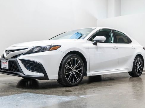 Used 2022 Toyota Camry SE w/ Carpet Mat Package (TMS) AWD/4WD image 3