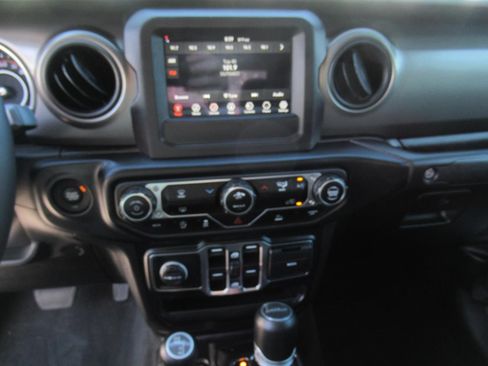 Used 2023 Jeep Gladiator Sport AWD/4WD image 25