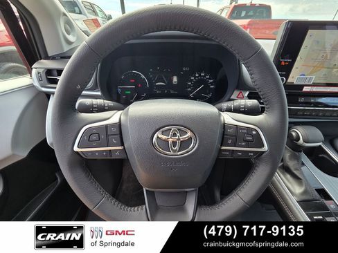Used 2025 Toyota Sienna XLE w/ XLE Plus Package FWD image 14