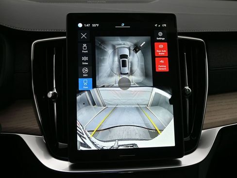 New 2025 Volvo XC90 B5 Plus w/ Protection Package Premier image 14