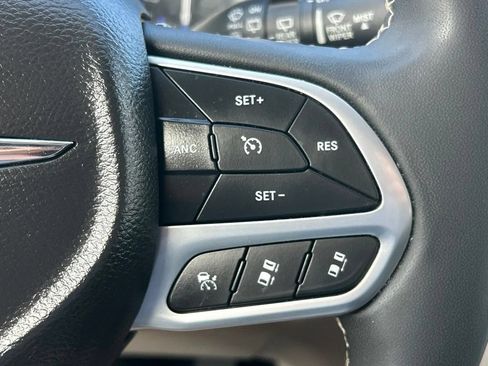 Used 2024 Chrysler Pacifica Touring-L FWD image 20