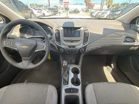 Used 2017 Chevrolet Cruze LT FWD image 12