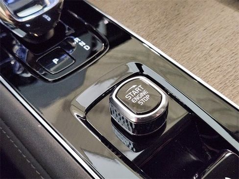 Used 2025 Volvo XC90 B5 Plus image 21