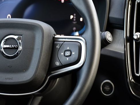 Used 2025 Volvo XC40 B5 Plus image 22