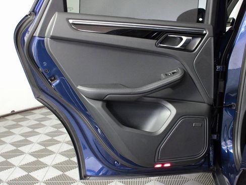 Used 2025 Porsche Macan image 33