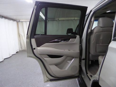 Used 2016 Cadillac Escalade Luxury AWD/4WD image 29