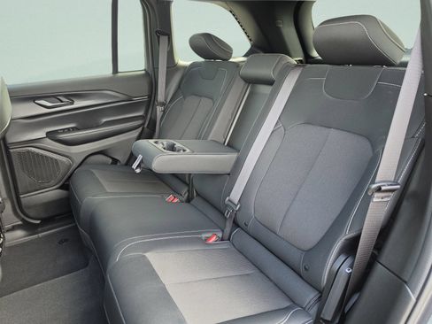 Used 2024 Jeep Grand Cherokee Laredo X w/ Luxury Tech Group I RWD image 23