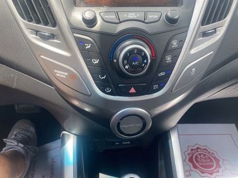 Used 2015 Hyundai Veloster image 18