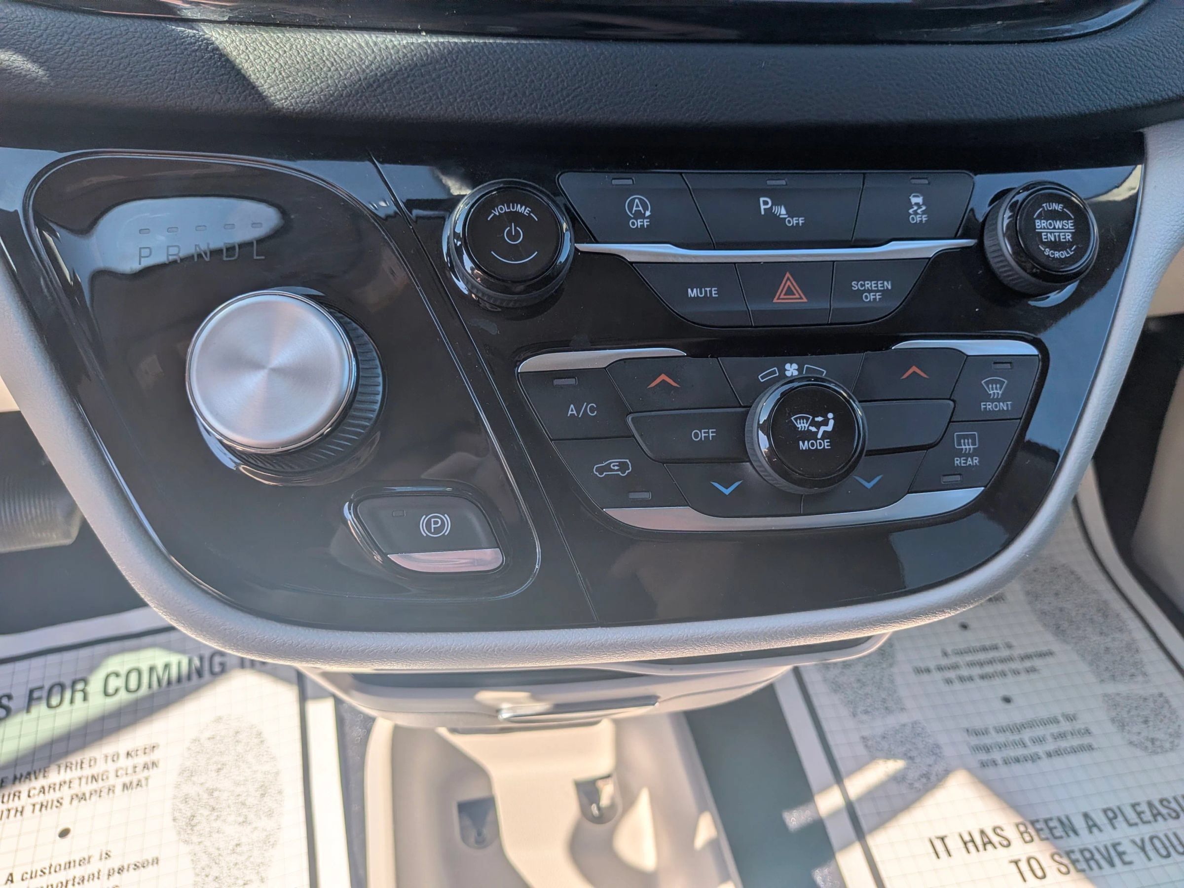 Used 2022 Chrysler Voyager LX FWD image 23