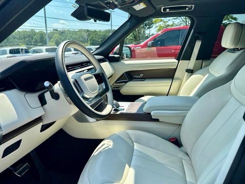 Used 2025 Land Rover Range Rover SE AWD/4WD image 2