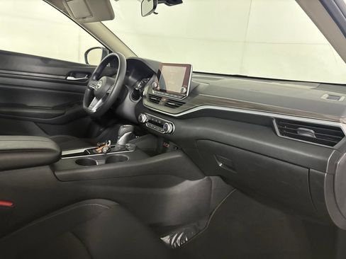 Used 2025 Nissan Altima 2.5 SV FWD image 32