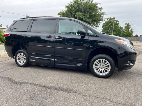 Used 2017 Toyota Sienna XLE FWD image 21