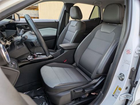 Used 2025 Chevrolet Trax LT w/ LT Convenience Package image 23