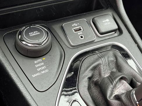 Used 2022 Jeep Cherokee Limited image 29