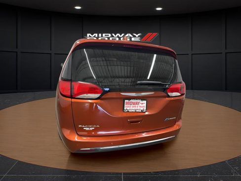 Used 2018 Chrysler Pacifica Touring-L FWD image 10