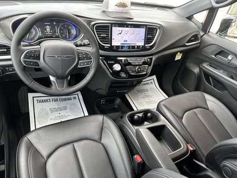 New 2026 Chrysler Pacifica Select image 12