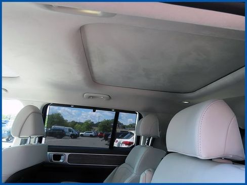Used 2025 Hyundai Santa Fe Calligraphy AWD/4WD image 13