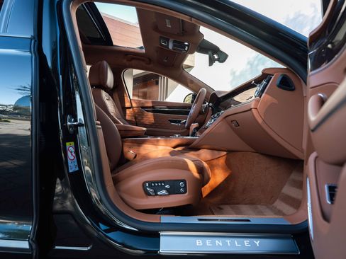 Used 2025 Bentley Flying Spur Plug-In Hybrid AWD/4WD image 59