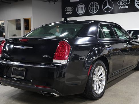 Used 2017 Chrysler 300 C RWD image 5