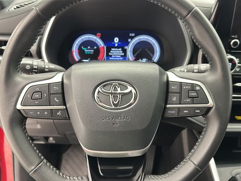 Used 2025 Toyota Highlander Limited AWD/4WD image 16