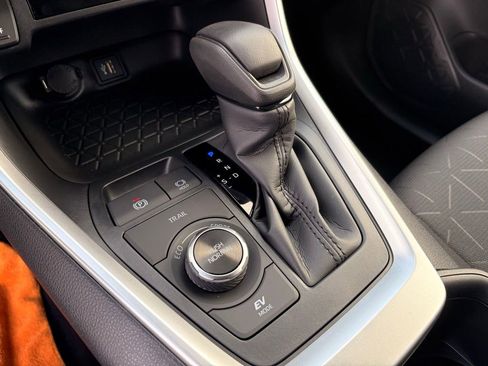 Used 2025 Toyota RAV4 XLE image 19