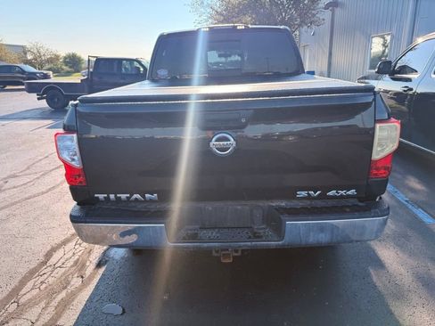Used 2018 Nissan Titan 4x4 Crew Cab image 3