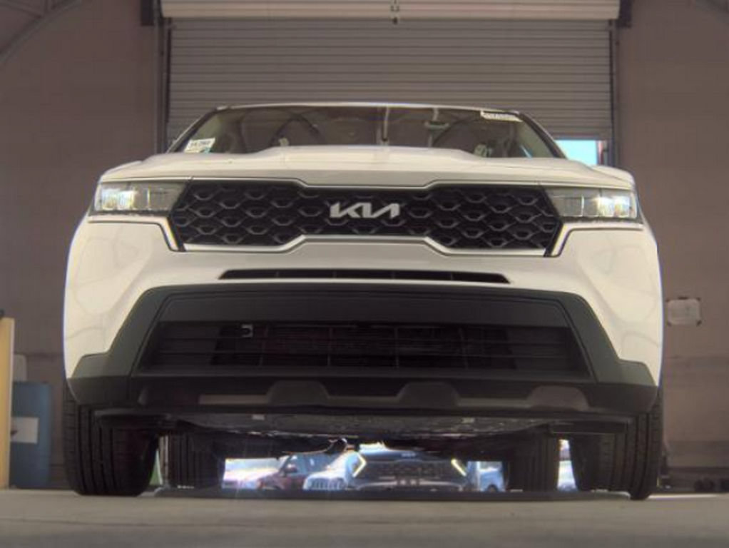 Used 2023 Kia Sorento LX AWD/4WD image 2