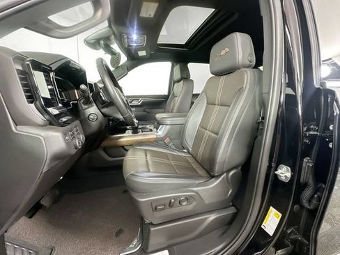 Used 2025 Chevrolet Silverado 1500 High Country w/ Midnight Edition AWD/4WD image 4