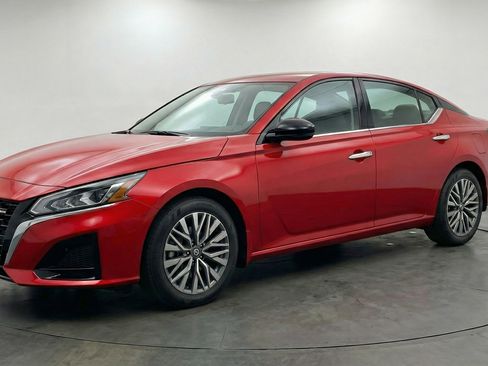 Used 2025 Nissan Altima 2.5 SV image 3