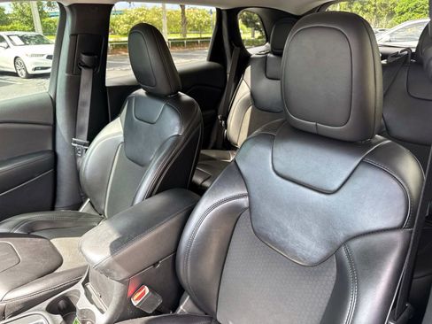 Used 2019 Jeep Cherokee Latitude Plus image 10