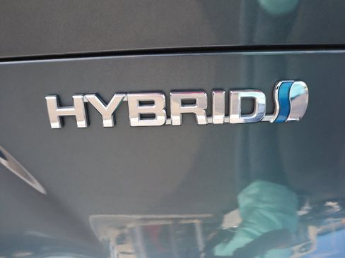 Used 2022 Toyota Venza LE image 16