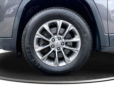Used 2020 Jeep Cherokee Latitude Plus w/ Cold Weather Group AWD/4WD image 34